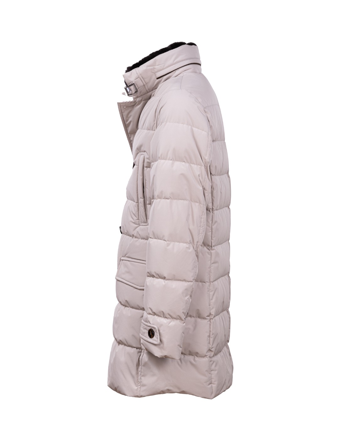shop MOORER Saldi Piumino: Moorer giacca "ZARBO STP" doppiopetto con imbottitura in piumino, trapuntato all'esterno.
Colletto.
Pratiche tasche scaldamani sul petto e tasche con patta sui lati. Doppia chiusura frontale con zip e bottoni in corno. 
Collo staccabile in montone chiuso con cinturino e fibbia in metallo.
Tasche interne porta documenti e coulisse regolabile in vita con dettaglio logo.
Composizione: 100% Poliestere.
Fabbricato in Italia.. ZARBO STP-PEARL U0102 number 5294939